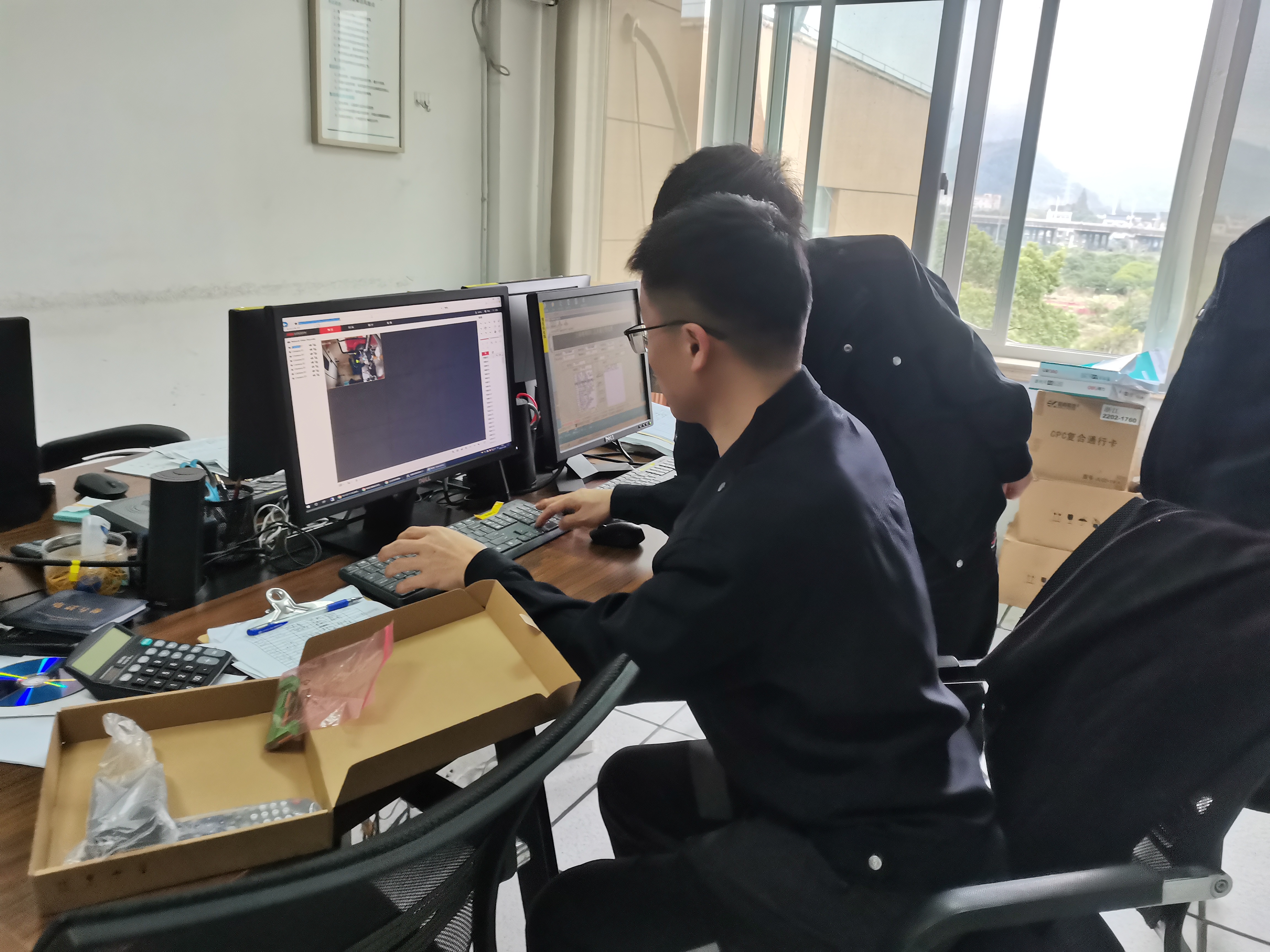 1670227986203156.jpg 圖為中心人員在添加新錄像機中.jpg