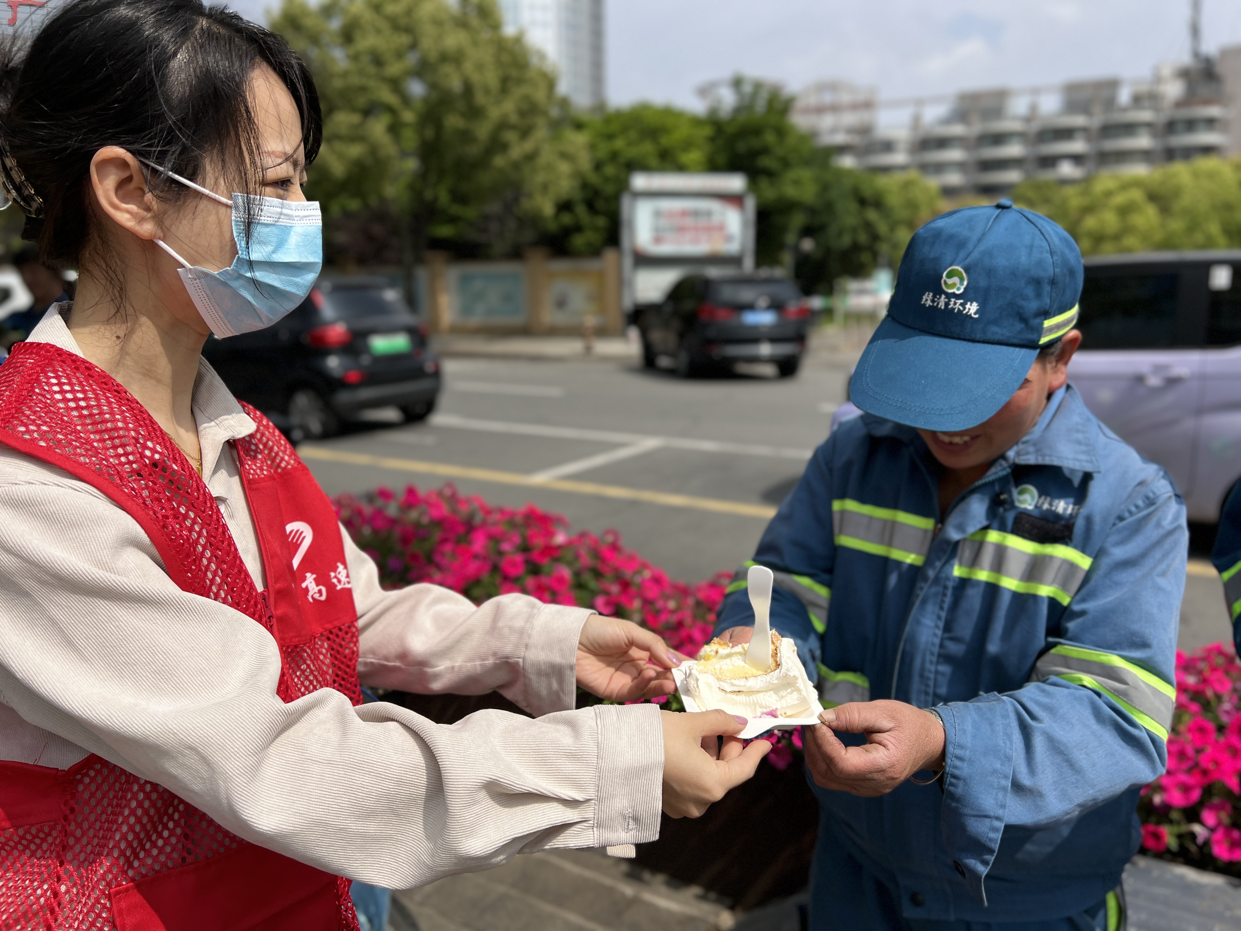 1682534966295571.jpg 6給他們送上蛋糕水果.jpg