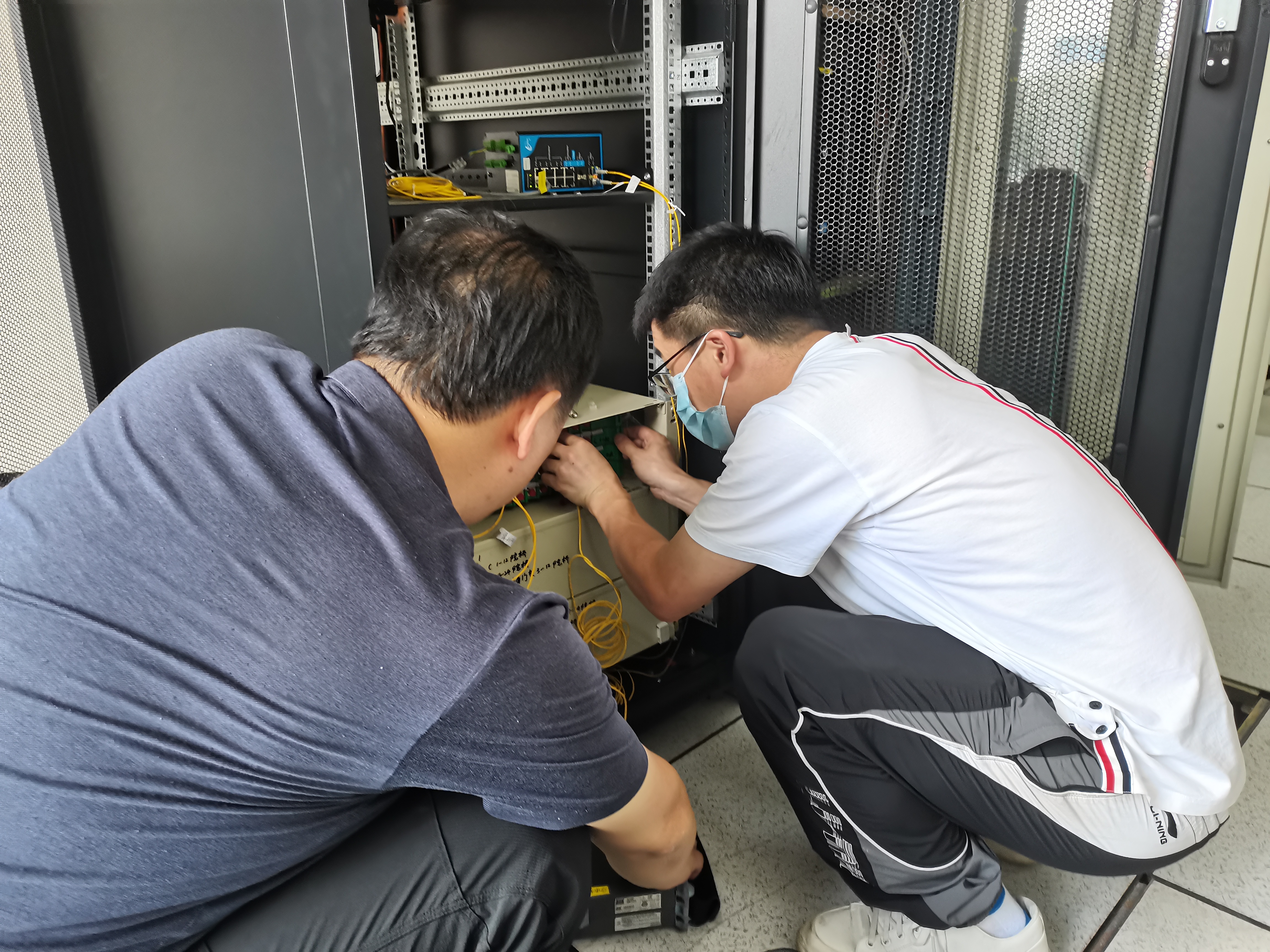 1688692319668515.jpg 圖為中心人員在調試電話.jpg