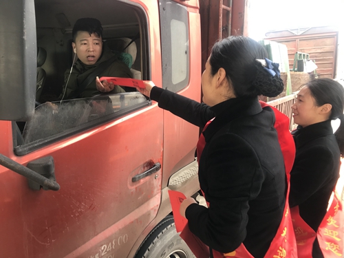 圖為志愿者分發(fā)宣傳單 陳瑩攝=_副本.jpg