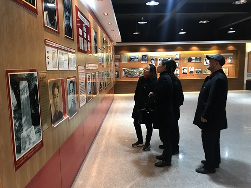 2各黨員游覽館內展板內容,瞻仰革命先烈,緬懷先烈事跡 陳瑩攝.jpg